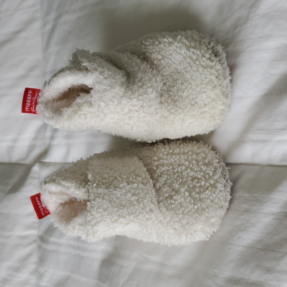 myggpp - Off White Fuzzy Baby Slipper Booties | 12-18M